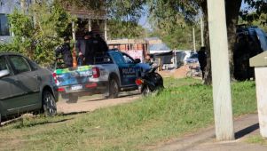 buscan a un hombre en esquina