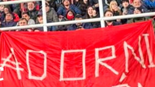 "Adorni ladrón": la bandera contra el jefe de Gabinete en la cancha de San Lorenzo