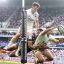 Fotogaleria El zaguero argentino del Bath, Santi Carreras, es tacleado por el ala neozelandés del Bordeaux-Begles, Salesi Rayasi, durante el partido de semifinales de la Copa de Campeones de Europa de rugby