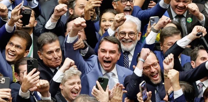 El senador Flavio Bolsonaro celebra durante una sesión del Congreso Nacional que anuló el veto del presidente Lula a un proyecto de ley que reducía las penas para los condenados por el intento de golpe de Estado y los hechos del 8 de enero de 2023 en Brasilia, Brasil.