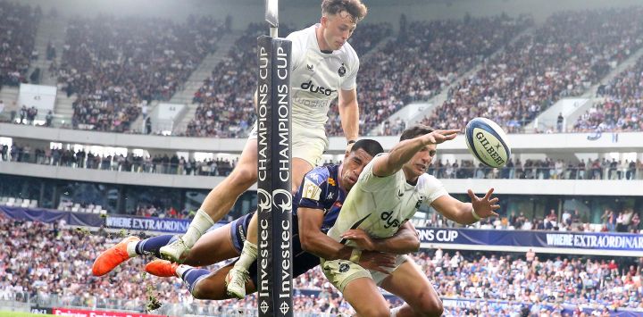 El zaguero argentino del Bath, Santi Carreras (derecha), es tacleado por el ala neozelandés del Bordeaux-Begles, Salesi Rayasi (centro), durante el partido de semifinales de la Copa de Campeones de Europa de rugby entre el Union Bordeaux Belges (UBB) y el Bath Rugby en el estadio Atlantique Bordeaux Metropole en Burdeos, al suroeste de Francia.