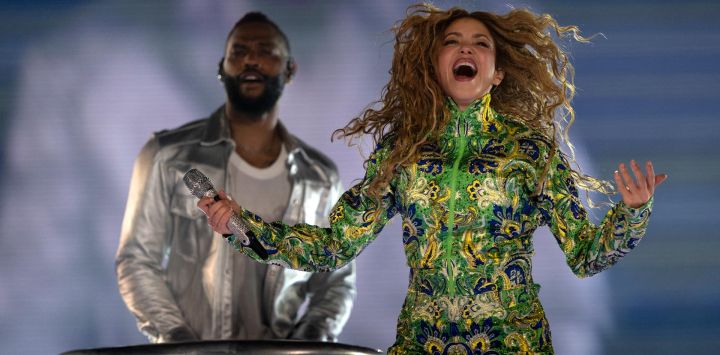 La cantante colombiana Shakira actúa durante un concierto gratuito en la playa de Copacabana, en Río de Janeiro, Brasil.