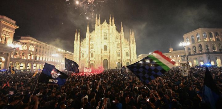 Los hinchas del Inter de Milán celebran en la Piazza Duomo después de que su equipo consiguiera su 21.º Scudetto tras el partido de la Serie A italiana entre el Inter de Milán y el Parma, disputado en Milán.