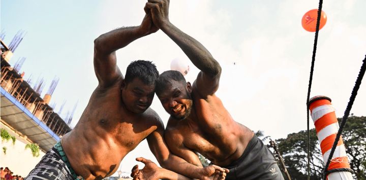 Luchadores compiten durante el Jabbar's Boli Khela, una competición de lucha tradicional en Chittagong, Bangladés.