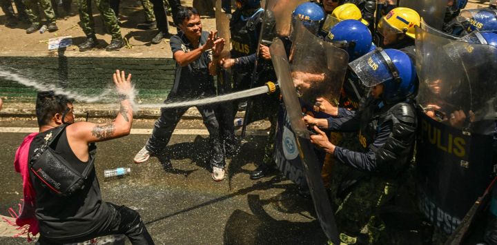 Manifestantes se enfrentan a la policía durante una protesta para conmemorar el Día Internacional del Trabajo en Manila, Filipinas.