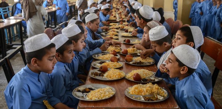 Niños huérfanos afganos almuerzan en el orfanato Mohammadi en Kandahar.