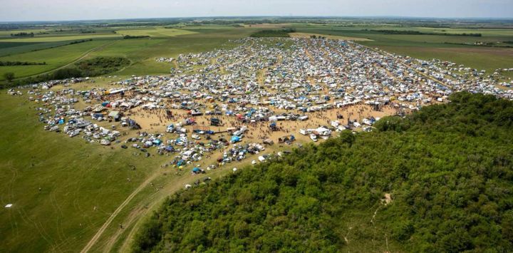 Esta fotografía, facilitada por la Gendarmería Nacional, muestra una vista aérea tomada desde un helicóptero del lugar donde se celebró una fiesta rave "teknival" en una base militar en Cornusse, cerca de Bourges, en el centro de Francia. Alrededor de 20.000 personas se congregaron para una fiesta rave ilegal en una base militar francesa, haciendo caso omiso de las advertencias sobre el riesgo de munición sin explotar y posibles explosiones.