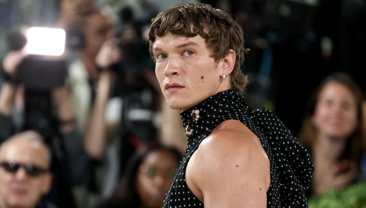 Ni traje ni corbata: Connor Storrie sorprendió en la MET Gala con la tendencia que desafía la moda masculina