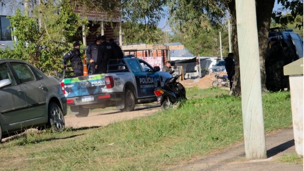 buscan a un hombre en esquina