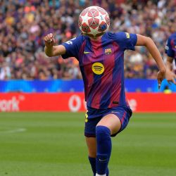 La centrocampista española del Barcelona, Clara Serrajordi, disputa la pelota durante el partido de vuelta de las semifinales de la Liga de Campeones Femenina de la UEFA entre el FC Barcelonay el Bayern de Múnich en el Camp Nou de Barcelona. | Foto:MANAURE QUINTERO / AFP