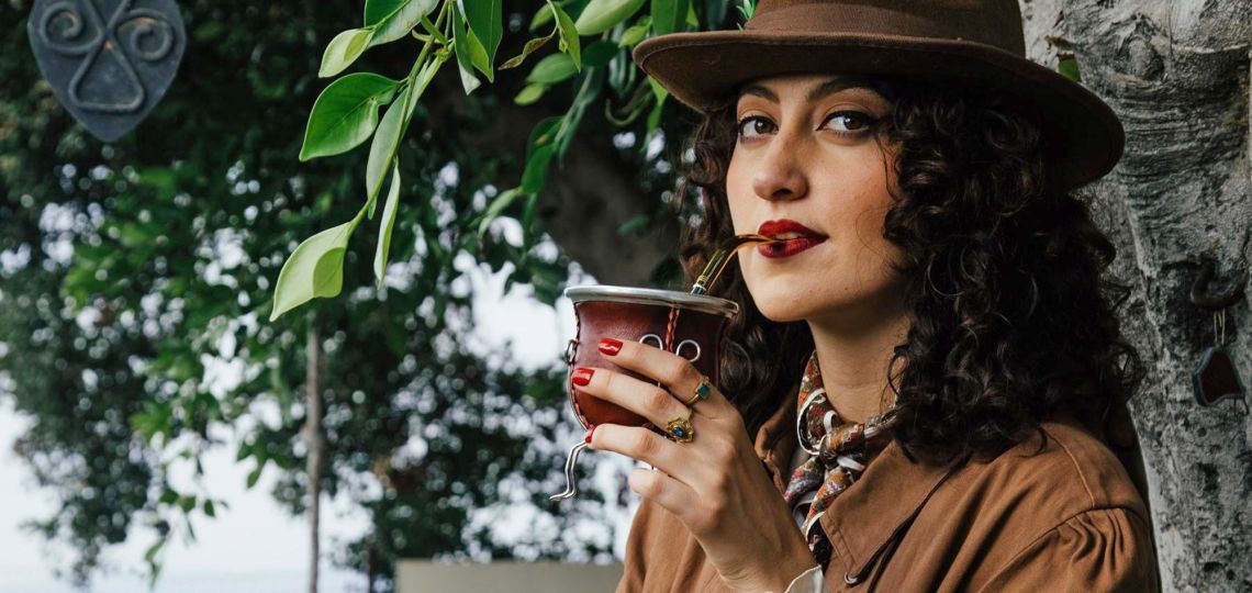Quién es Natasha Núa: la artista que explora sus raíces en su primer unipersonal