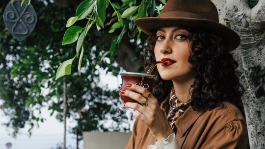 Quién es Natasha Núa: la artista que explora sus raíces en su primer unipersonal