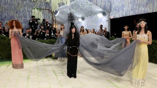 Valeria Gómez, la modelo argentina que desfiló con Madonna en la Met Gala: "Me sorprendió lo cálida y humana que es"