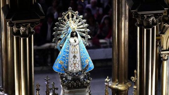Mantos sagrados: el rito de vestir a la Virgen de Luján y qué se hace con sus telas