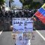 Fotogaleria Una mujer sostiene un cartel que dice