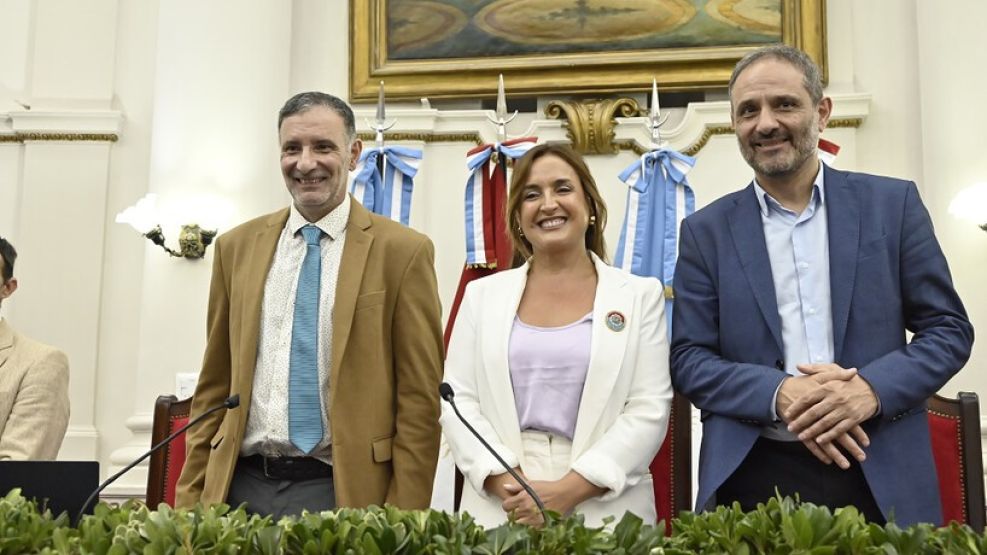 Prunotto flanqueada por Justo Casado (Comisiones), a su izquierda, y Guillermo Arias (Legislativa), a su derecha.