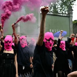 Activistas del movimiento internacional de mujeres FEMEN y de Pussy Riot protestan contra la participación de Rusia en la Bienal de Venecia, frente al pabellón ruso. | Foto:MARCO BERTORELLO / AFP