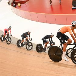 Ciclistas compiten durante la prueba de omnium masculino de élite en la Copa de Pista de Indonesia II 2026, en Yakarta, Indonesia. | Foto:Xinhua/Zulkarnain