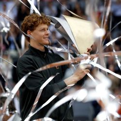 El italiano Jannik Sinner celebra con su trofeo tras ganar la final individual del torneo ATP Tour Madrid Open 2026 contra el alemán Alexander Zverev en la Caja Mágica de Madrid. | Foto:OSCAR DEL POZO / AFP