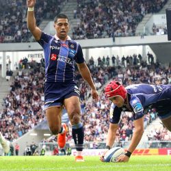 El zaguero francés del Bordeaux-Begles, Louis Bielle-Biarrey (derecha), anota un try mientras el ala neozelandés del Bordeaux-Begles, Salesi Rayasi (centro), reacciona durante el partido de semifinales de la Copa de Campeones de Europa de rugby entre el Union Bordeaux Belges (UBB) y el Bath Rugby en el estadio Atlantique Bordeaux Metropole en Burdeos, al suroeste de Francia. | Foto:ROMAIN PERROCHEAU / AFP