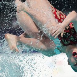 Higa Moe, de Japón, compiten durante la final de dúo libre femenino en la tercera parada de la Copa del Mundo de Natación Artística 2026 de World Aquatics, en Xi'an, en la provincia de Shaanxi, en el noroeste de China. | Foto:Xinhua/Li Yibo