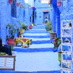 Imagen de una mujer sentada en un callejón, en Chefchaouen, Marruecos. Chefchaouen, conocida como la "ciudad azul" por sus paredes y callejones de colores, es un destino turístico en el norte de Marruecos. | Foto:Xinhua/Aissa