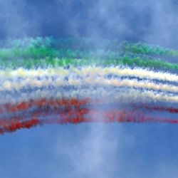 Imagen del escuadrón de acrobacias aéreas italianas Frecce Tricolori presentándose durante un espectáculo aéreo, en la Base Aérea de Rivolto, Italia. | Foto:Xinhua/Diego Petrussi
