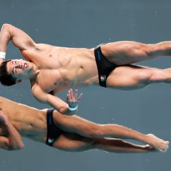 Kevin Berlín Reyes y Randal Willars Valdez, de México, compiten durante la final de 10m sincronizado masculino en la Superfinal de la Copa del Mundo de Clavados 2026 de World Aquatics, en Beijing, China. | Foto:Xinhua/Ju Huanzong
