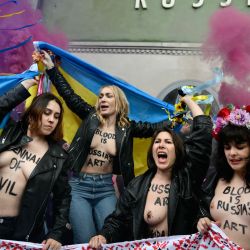La activista feminista ucraniana Inna Shevchenko (C), líder del movimiento internacional de mujeres FEMEN, y activistas de Pussy Riot protestan contra la participación de Rusia en la Bienal de Venecia, Italia. | Foto:MARCO BERTORELLO / AFP