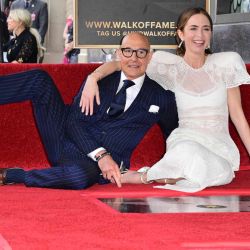 La actriz estadounidense-británica Emily Blunt y el actor estadounidense Stanley Tucci posan para las fotos junto a sus estrellas contiguas durante la ceremonia de entrega de sus estrellas en el Paseo de la Fama en Hollywood, California. | Foto:Frederic J. Brown / AFP