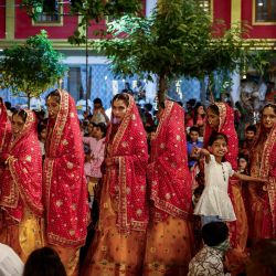 Las novias llegan para contraer matrimonio durante una ceremonia nupcial masiva en Varanasi, India. | Foto:NIHARIKA KULKARNI / AFP