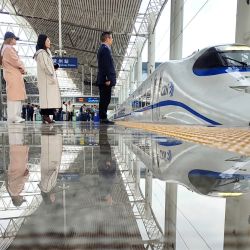 Pasajeros esperan para abordar un tren en la Estación del Ferrocarril de Changzhou, en Changzhou, en la provincia de Jiangsu, en el este de China. | Foto:Xinhua/Chen Wei