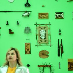 Un visitante observa "El frente interno" de la artista alemana Henrike Naumann, en el pabellón alemán durante la preinauguración de la 61.ª Bienal de Venecia, en Venecia, Italia. | Foto:MARCO BERTORELLO / AFP