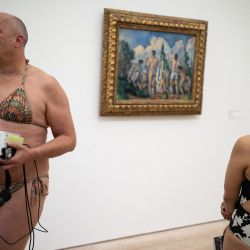 Visitantes en traje de baño pasan junto al cuadro "Baigneurs" ("Bañistas", 1890) del pintor francés Paul Cézanne durante la experiencia denominada "día de los bañistas" ("journée des baigneurs et des baigneuses"), inspirada por el artista italiano Maurizio Cattelan, con motivo de la exposición "Cézanne" en la Fundación Beyeler en Riehen, al norte de Suiza. | Foto:SEBASTIEN BOZON / AFP