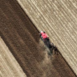 Vista aérea tomada con un dron de un agricultor conduciendo maquinaria agrícola para arar los campos, en la región autónoma de Mongolia Interior, en el norte de China. | Foto:Xinhua/Lian Zhen