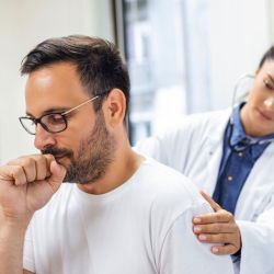 Doctora escucha los pulmones del paciente. | Foto:Cedoc.