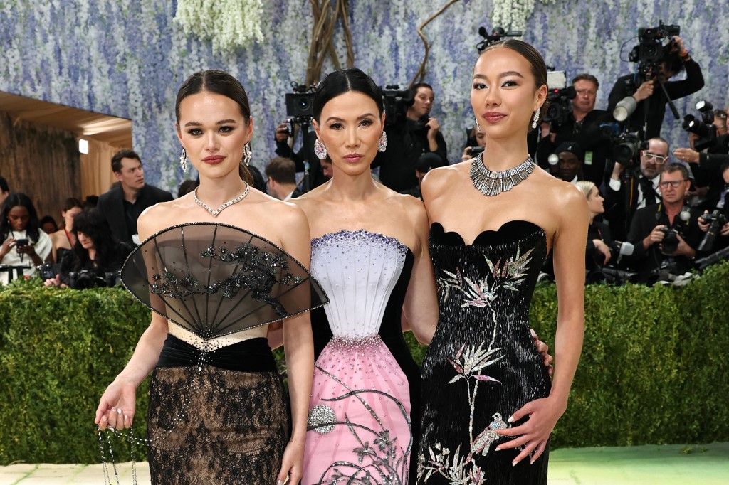 Wendi Deng rodeada de sus hija Grace y Chloe Murdoch.