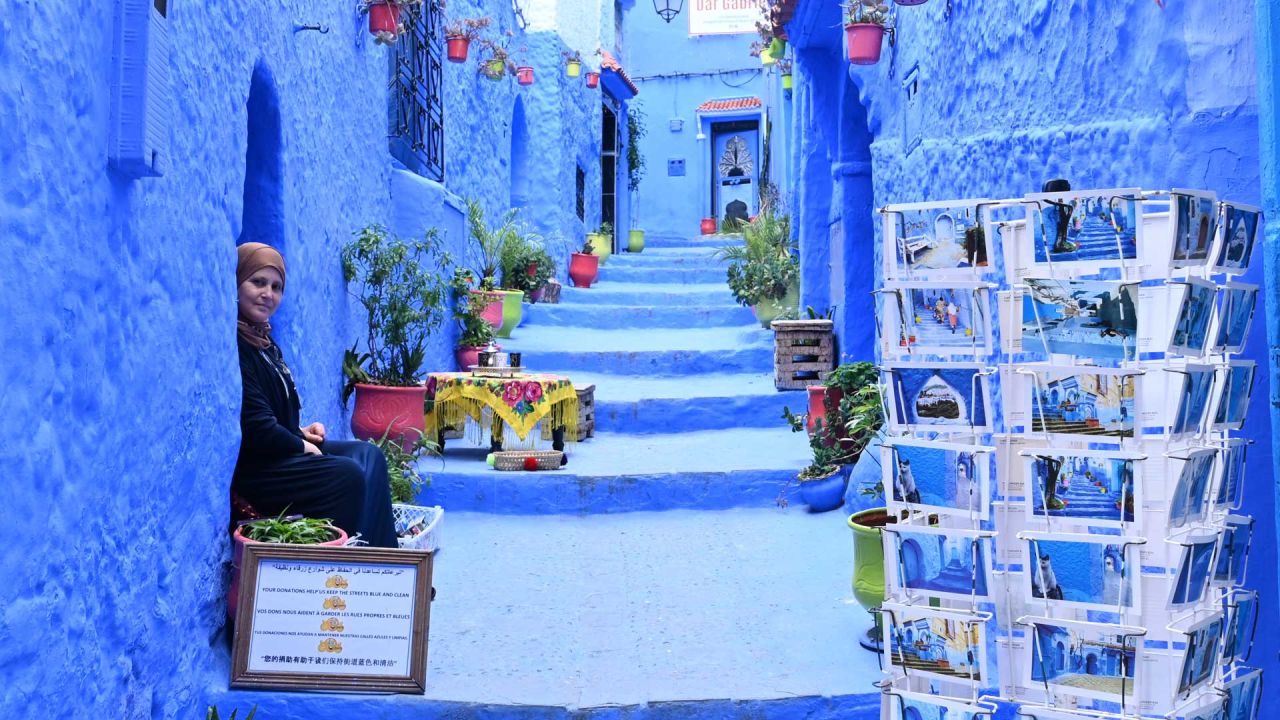 Imagen de una mujer sentada en un callejón, en Chefchaouen, Marruecos. Chefchaouen, conocida como la "ciudad azul" por sus paredes y callejones de colores, es un destino turístico en el norte de Marruecos. | Foto:Xinhua/Aissa