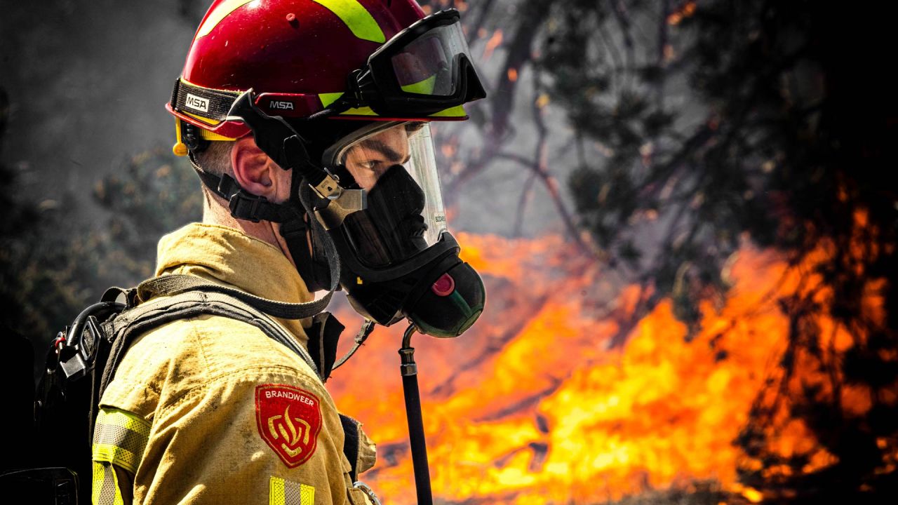 Un bombero trabaja para extinguir un incendio forestal cerca de Budel, un día después de que se desatara en un campo de entrenamiento militar donde se realizaban ejercicios militares. | Foto:ROB ENGELAAR / ANP / AFP