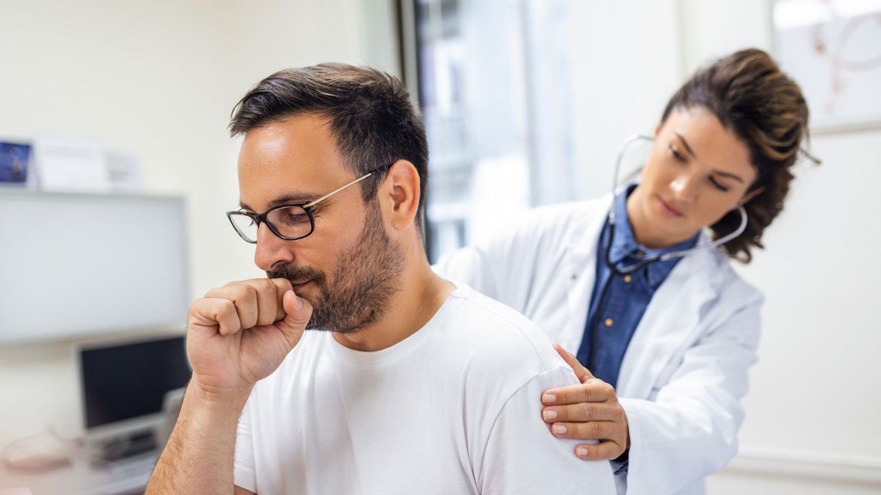 Doctora escucha los pulmones del paciente. | Foto:Cedoc.