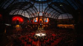 Esta fotografía muestra una vista general del Grand Palais durante un evento del Campeonato Mundial de Kickboxing ISKA en París, Francia.