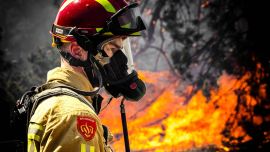 Un bombero trabaja para extinguir un incendio forestal cerca de Budel, un día después de que se desatara en un campo de entrenamiento militar donde se realizaban ejercicios militares.