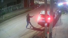Policía de civil se defendió de un robo a tiros, detuvieron a un sospechoso y buscan a un prófugo