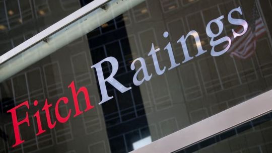 La calificadora de riesgo Fitch le mejoró la nota a la deuda argentina, pero con riesgos aún latentes
