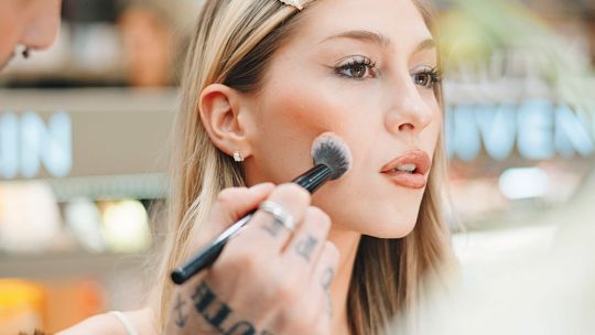 Cómo recrear el maquillaje old money y lucir una piel sana y glowie
