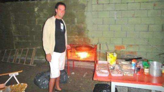 La foto de las modestas parrilladas que Adorni preparaba antes de ser funcionario
