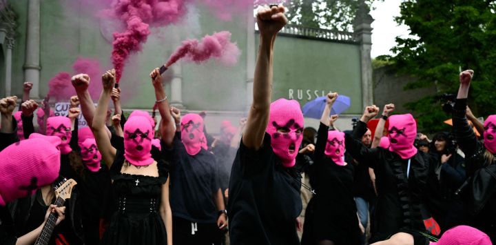 Activistas del movimiento internacional de mujeres FEMEN y de Pussy Riot protestan contra la participación de Rusia en la Bienal de Venecia, frente al pabellón ruso.