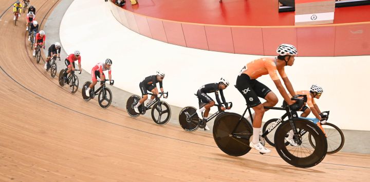 Ciclistas compiten durante la prueba de omnium masculino de élite en la Copa de Pista de Indonesia II 2026, en Yakarta, Indonesia.