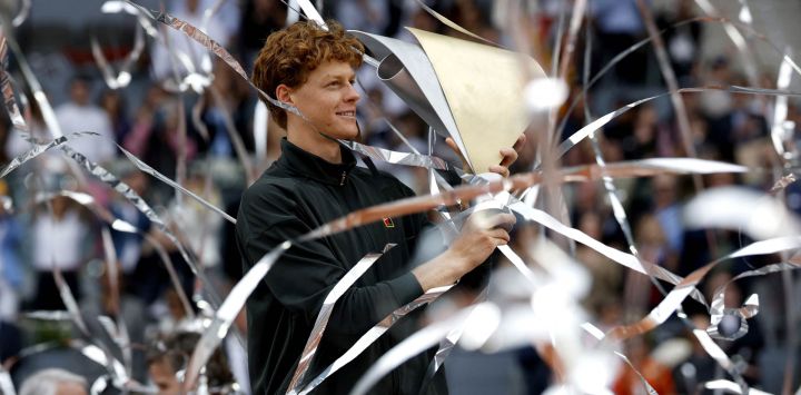 El italiano Jannik Sinner celebra con su trofeo tras ganar la final individual del torneo ATP Tour Madrid Open 2026 contra el alemán Alexander Zverev en la Caja Mágica de Madrid.