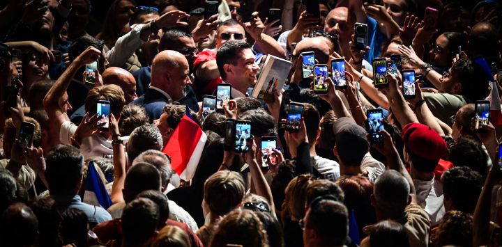 El presidente de Rassemblement National (RN), Jordan Bardella, llega para pronunciar un discurso durante la celebración de la "Féte de la nation" en Macon, Francia.